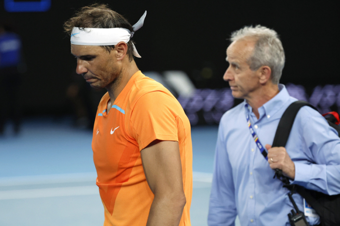 Grand Slam - Australian Open, Einzel, Herren, 2. Runde, Nadal (Spanien) - McDonald (USA): Rafael Nadal (l) kehrt nach einer medizinischen Betreuung zurück auf den Platz. Foto: Asanka Brendon Ratnayake/Ap/dpa