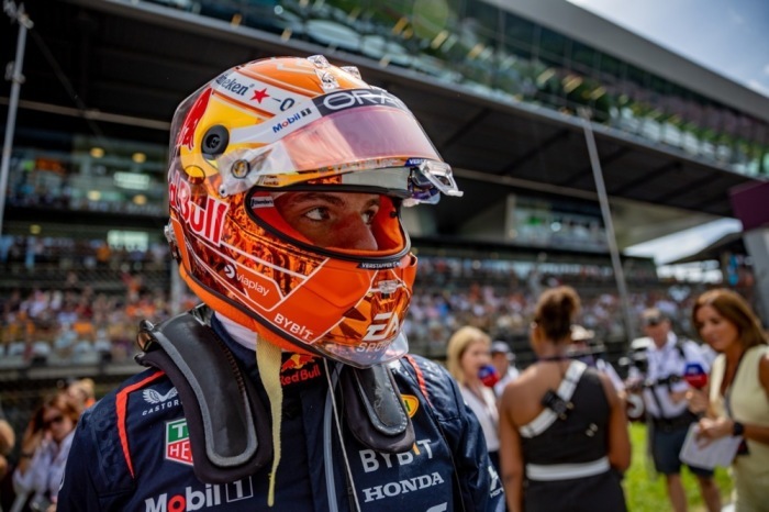Der Red Bull Racing-Pilot Max Verstappen aus den Niederlanden geht vor dem Großen Preis von Österreich in Spielberg in die Startaufstellung. Foto: epa/Martin Divisek