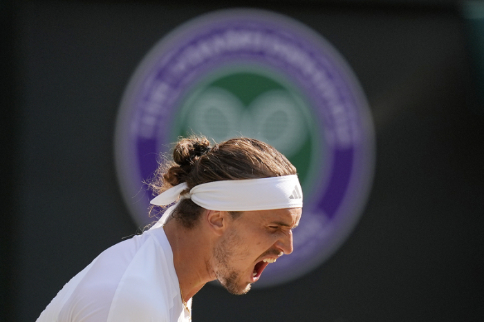 Alexander Zverev aus Deutschland schlägt eine Rückhand. Foto: EPA-EFE/Sebastien Nogier