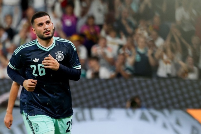 Deniz Undav jubelt über seinen Führungstreffer beim Länderspiel Deutschlands gegen Finnland in Mainz. Foto: EPA/Christopher Neundorf