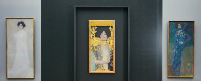 Das Gemälde «Judith» (M) von Gustav Klimt hängt in der Alten Nationalgalerie zwischen den Klimt-Bildern «Serena Pulitzer Lederer» (1899, l) und «Bildnis Emilie Flöge» (1902). Foto: Soeren Stache/dpa