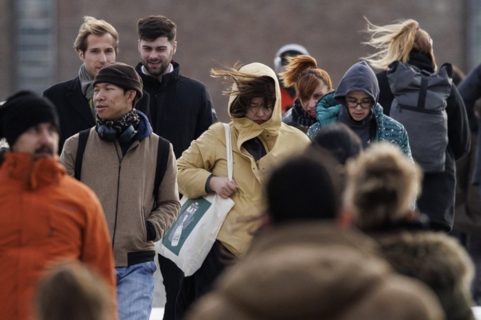 Personen überqueren die Millennium Bridge, während der Sturm Isha in ganz Großbritannien und Nordirland für Behinderungen sorgt. Foto: epa/Tolga Akmen