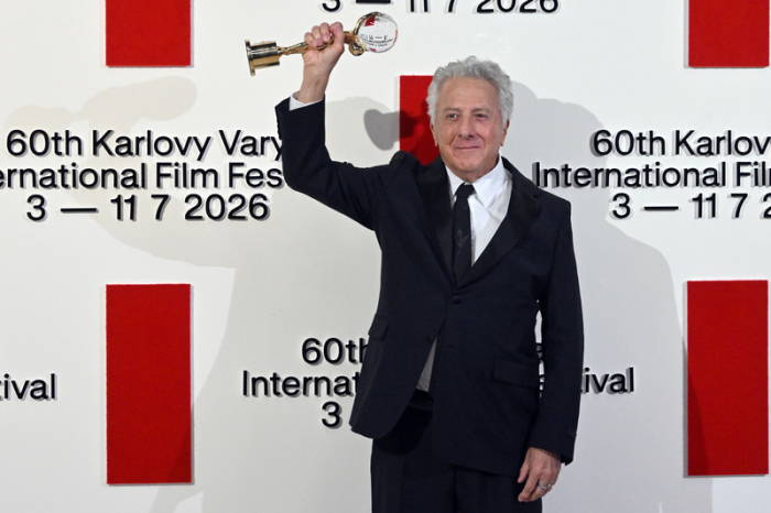 Schauspieler Dustin Hoffman hält den „Königlichen Globus“ für seinen außergewöhnlichen Beitrag zur Weltkinematographie beim 60. Internationalen Filmfestival von Karlsbad. Foto: Slavomír Kubeš/Ctk/dpa