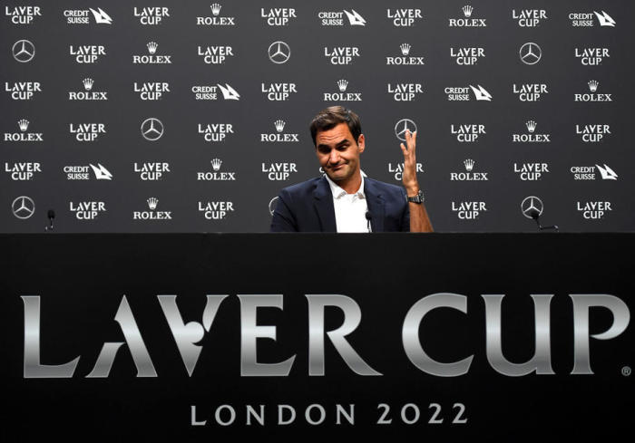 Roger Federer aus der Schweiz gestikuliert während einer Pressekonferenz in London. Foto: epa/Andy Rain