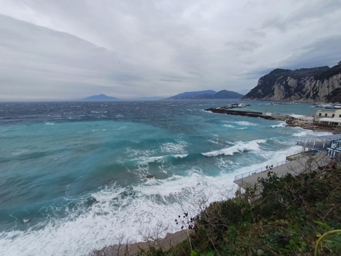 Wegen des starken Windes schlagen die Wellen an der Küste der Insel Capri hoch. Foto: epa/Giuseppe Catuogno