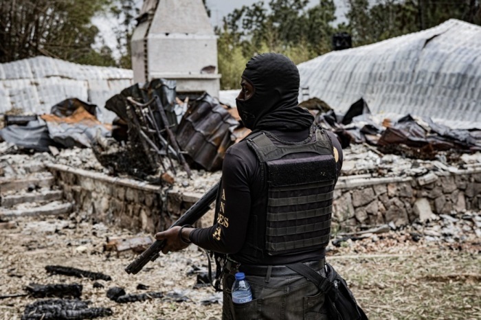 Ein Polizist der haitianischen Nationalpolizei in Port-au-Prince. Ein Jahr nach Beginn der UN-Mission leidet Haiti weiter unter Gewalt und Vertreibungen. Foto: epa/Mentor David Lorens