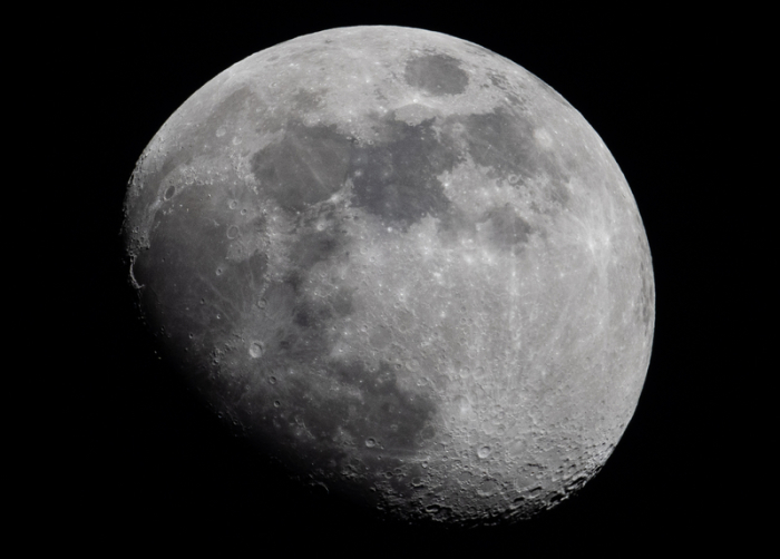 Der zunehmende Mond steht am Himmel über Frille, einem Ortsteil von Petershagen. Foto: Boris Roessler/dpa