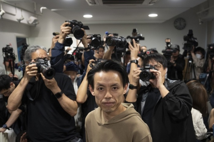 Parteichef Lo Kin-hei verlässt Hongkong nach einer Pressekonferenz zur beschlossenen Einleitung des Auflösungsprozesses. Foto: epa/Leung Man Hei