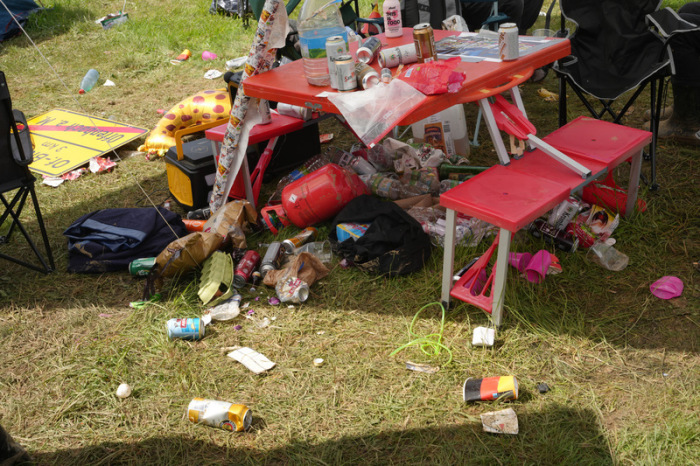 Müll ist auf dem Campinggelände von Rock am Ring zu sehen. Die Deutsche Umwelthilfe hat Festivals für Ihr Müllmanagement kritisiert. Foto: Thomas Frey/dpa