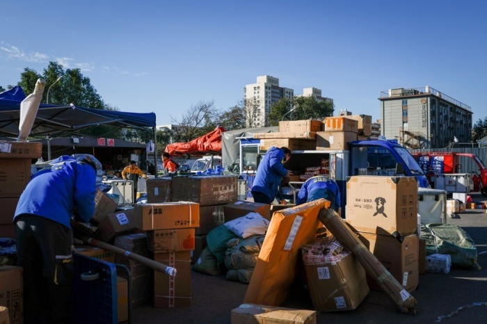 Vor einem Einkaufszentrum bereiten Arbeiter Pakete für die Auslieferung vor. Foto: epa/Mark R. Cristino