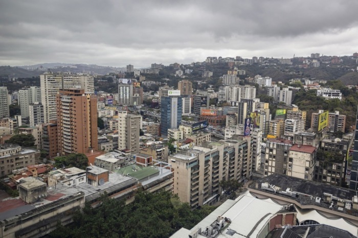 Ein Luftbild zeigt die Skyline von Caracas mit zahlreichen Hochhäusern und Wohnvierteln in der venezolanischen Hauptstadt. Foto: epa/Miguel Gutierrez