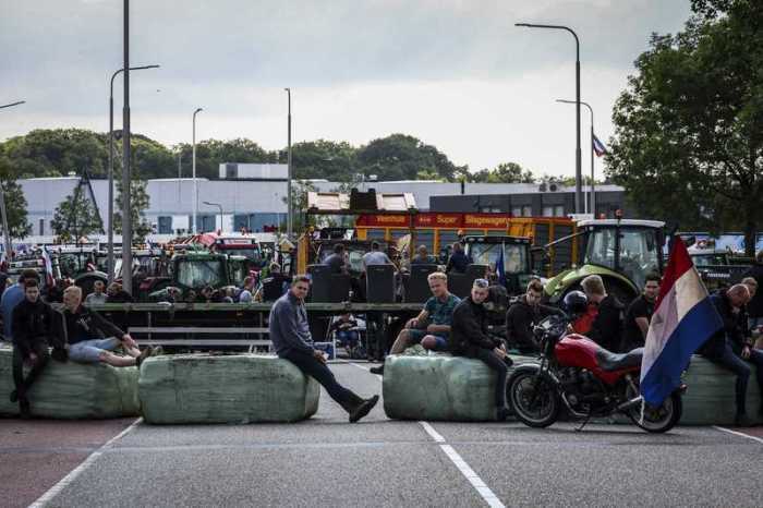 Landwirte blockieren das Verteilzentrum von Albert Heijn. Die Bauern sind wegen Auflagen zur Reduzierung des Stickstoff-Ausstoßes verärgert. Foto: Vincent Jannink