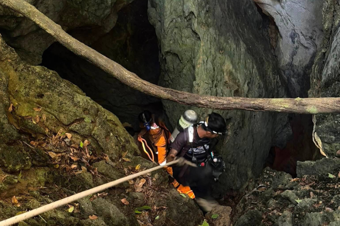 Auf diesem von Metta Tham Rescue Kalasin veröffentlichten Bild versuchen Retter, Menschen zu erreichen, die in einer Höhle in der Provinz Xaisomboun eingeschlossen sind. Foto: Uncredited/Metta