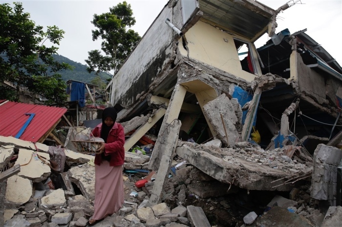 Eine Einwohnerin rettet nach einem Erdbeben der Stärke 5,6 in Cianjur Habseligkeiten aus ihrem beschädigten Haus. Foto: epa/Adi Weda