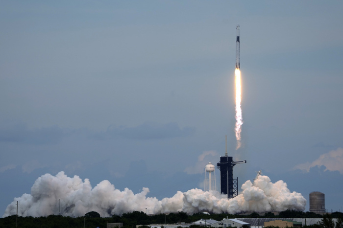 Eine SpaceX Falcon 9-Rakete mit dem Crew Dragon-Raumschiff startet von der Startrampe 39A des Kennedy Space Centers. Foto: John Raoux/Ap/dpa