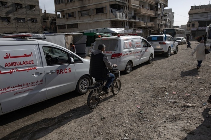 Palästinensische Patienten versammeln sich im Krankenhaus in Chan Junis, um für eine medizinische Behandlung über den Grenzübergang Rafah nach Ägypten auszureisen. Foto: epa/Haitham Imad