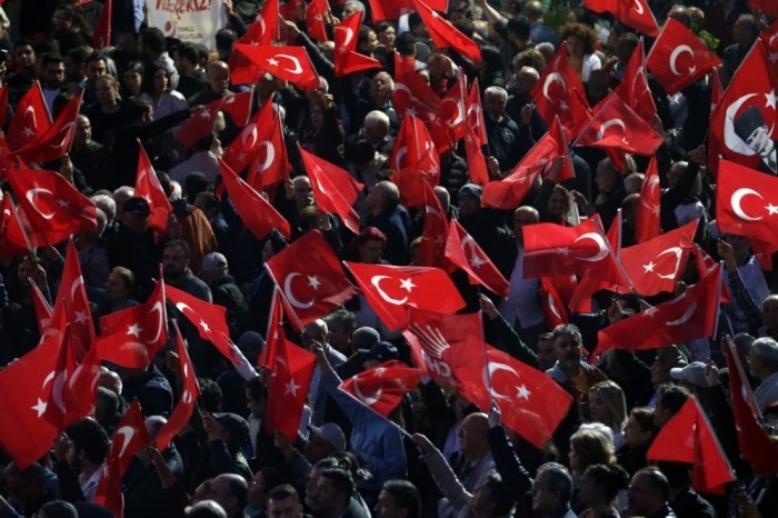 Anhänger der CHP demonstrieren in Ankara gegen die vorläufige Absetzung von Oppositionschef Özgür Özel durch ein Gericht. Foto: EPA/Necati Savas