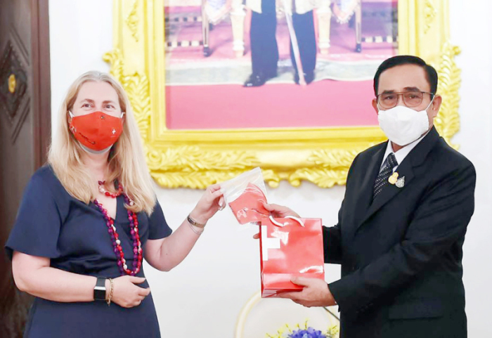 Helene Budliger Artieda (l.) zusammen mit Thailands Premierminister Prayut Chan-o-cha (r.) im Jahr 2020. Foto: Swiss Embassy Bangkok