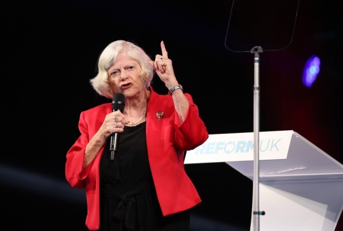 Archivbild von Ann Widdecombe bei einer Reform-UK-Konferenz in Birmingham. Die britische Politikerin ist im Alter von 78 Jahren gestorben. Foto: Adam Vaughan/epa
