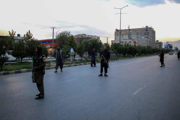 In Kabul stehen Taliban in der Nähe des Tatorts einer Bombenexplosion Wache. Foto: epa/Stringer