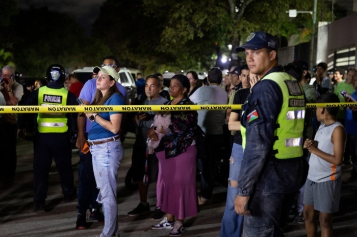 Bewohner warten nach den schweren Erdbeben aus Sicherheitsgründen vor ihren Häusern in Caracas. Foto: EPA/Rayner Peña