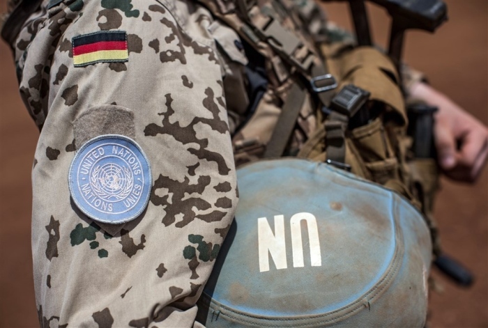 Das Logo der Vereinten Nationen (UN) ist auf der Uniform eines deutschen Soldaten zu sehen, als sich eine Gruppe im Camp Castor in Gao, Mali, versammelt. Foto: epa/Michael Kappeler / Pool
