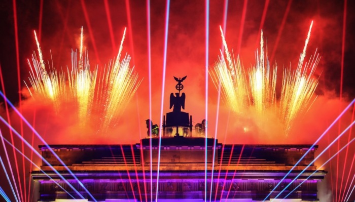 Feuerwerk erleuchtet den Himmel über der Quadriga auf dem Brandenburger Tor während der Silvesterfeiern in Berlin zum Jahreswechsel 2026. Foto: epa/Hannibal Hanschke