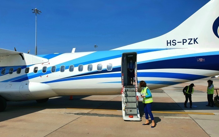 Eine Maschine von Bangkok Airways am Flughafen U-Tapao; steigende Kerosinpreise führen zu höheren Ticketpreisen auf Inlandsstrecken. Bild: Jahner