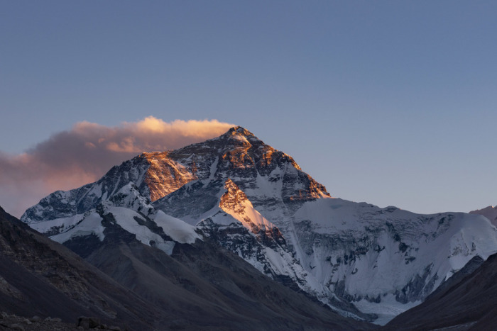 Der Sonnenuntergang färbt den Gipfel des Mount Everest. Foto: Zhang Rufeng/Xinhua/dpa