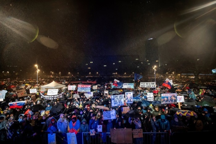 Menschen demonstrieren in Bratislava am Jahrestag der Samtenen Revolution gegen die Regierung und für demokratische Werte. Foto: epa/Jakub Gavlak Heute