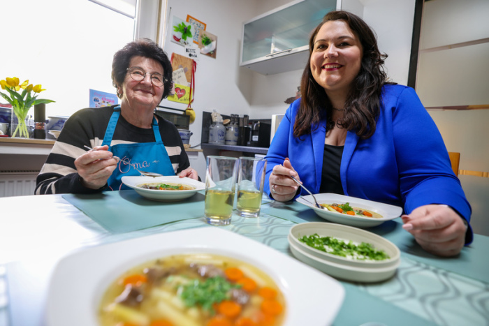 Die Influencerinnen Vanessa Schmidt und ihre Großmutter kochen gemeinsam für ihre erfolgreichen Social-Media-Kanäle @omaundvanessa. Foto: dpa/Christoph Reichwein