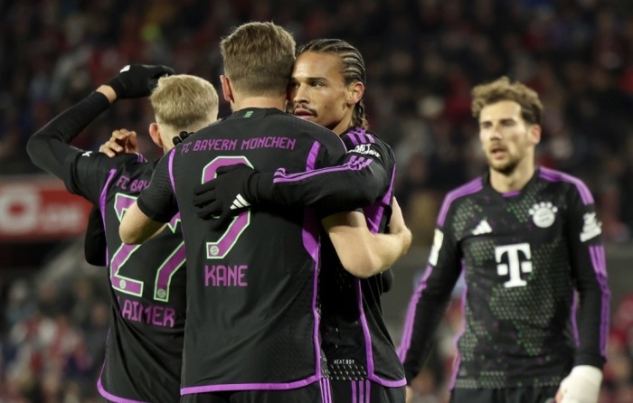 Bayerns Harry Kane (CL) jubelt mit seinen Teamkollegen nach dem 1:0-Führungstreffer. Foto: epa/Christopher Neundorf Bedingungen