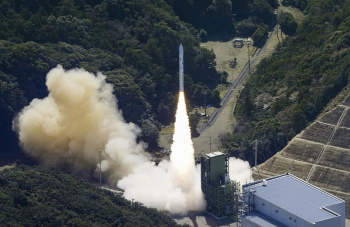 Die Kairos-Rakete der japanischen Firma Space One startet von einer Startrampe kurz bevor sie explodiert in Kushimoto, Präfektur Wakayama, Westjapan. Foto: Kyodo News/dpa