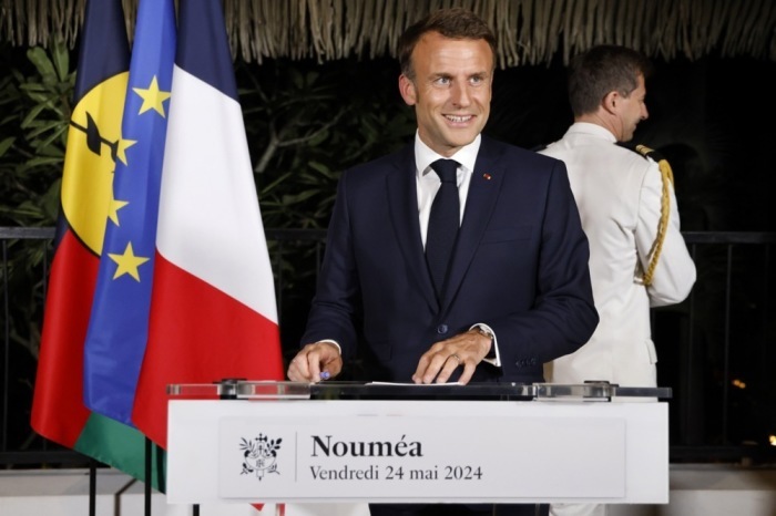 Der französische Staatspräsident Emmanuel Macron hält eine Rede in der Residenz des Hochkommissars von Neukaledonien in Noumea. Foto: epa/Ludovic Marin / Pool