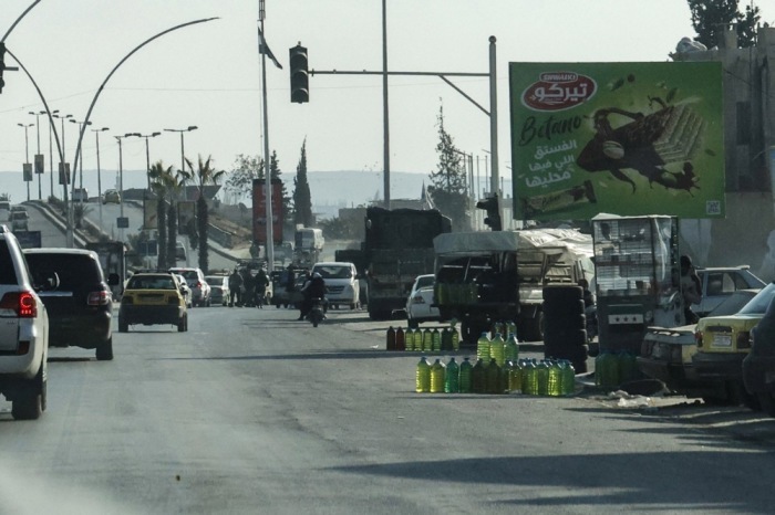Ein Straßenhändler verkauft Benzin und Diesel in Damaskus, der Alltag nach dem Sturz des Assad-Regimes bleibt improvisiert..?. Foto: epa/Giuseppe Lami