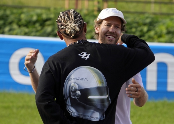 Der frühere deutsche Formel-1-Fahrer Sebastian Vettel (R). Foto: epa/Franck Robichon
