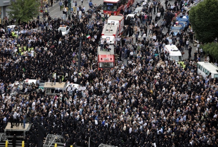 Die Iraner versammeln sich auf dem Vali-Asr-Platz während einer Trauerfeier für den verstorbenen iranischen Präsidenten Ebrahim Raisi in Teheran. Foto: epa/Abedin Taherkenareh