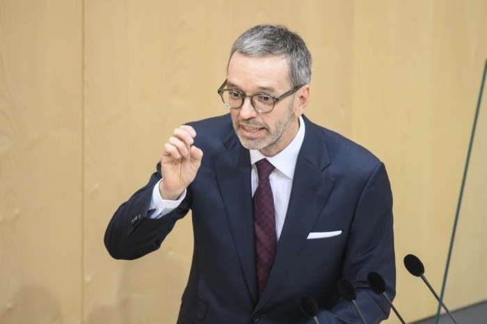 Herbert Kickl, Vorsitzender der rechtsgerichteten österreichischen Freiheitlichen Partei (FPOe), hält eine Rede während einer Sondersitzung des österreichischen Parlaments. Foto: epa/Christian Bruna