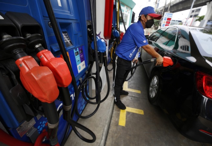 Ein Mitarbeiter betankt ein Fahrzeug an einer Tankstelle in Hua Hin. Archivfoto: epa/Narong Sangnak
