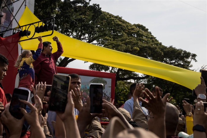 Der venezolanische Präsident Nicolas Maduro (2-L) nimmt zusammen mit der First Lady Cilia Flores an einer Großkundgebung. Foto: EPA-EFE/Miguel Gutierrez