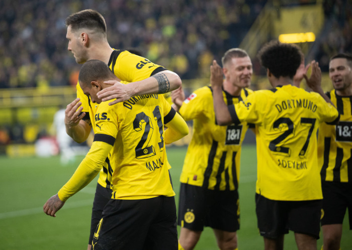 Dortmunds Donyell Malen (l) jubelt mit Niklas Süle über seinen Treffer zum 4:0. Foto: Bernd Thissen/dpa