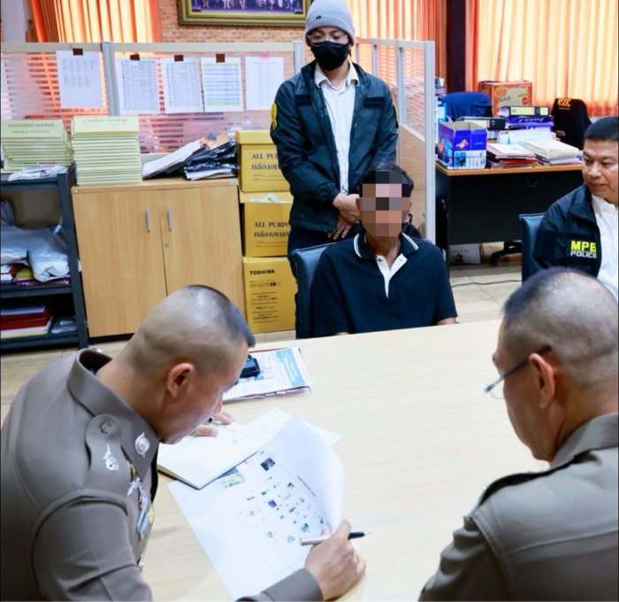Ein weiterer Tatverdächtiger wird im Zusammenhang mit dem internationalen Heroinschmuggelnetzwerk von Ermittlern der Metropolitan Police vernommen. Foto: Royal Thai Police