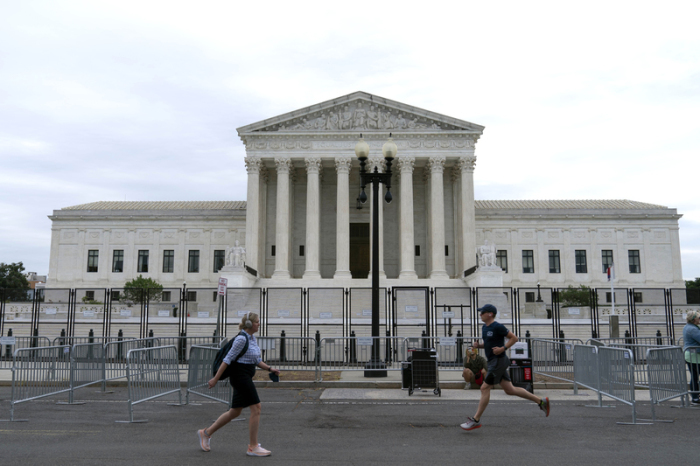 Ein Zaun versperrt den Zutritt zum Supreme Court, dem Obersten Gerichtshof der Vereinigten Staaten. Dass das höchste US-Gericht nicht zimperlich ist, hat es im Juni gezeigt. Foto: Jose Luis Magana/Ap/dpa