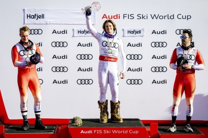 Lucas Pinheiro Braathen feiert mit Marco Odermatt und Loic Meillard den Gesamtsieg im Riesenslalom beim Weltcupfinale in Hafjell. Foto: epa/Jean-christophe Bott