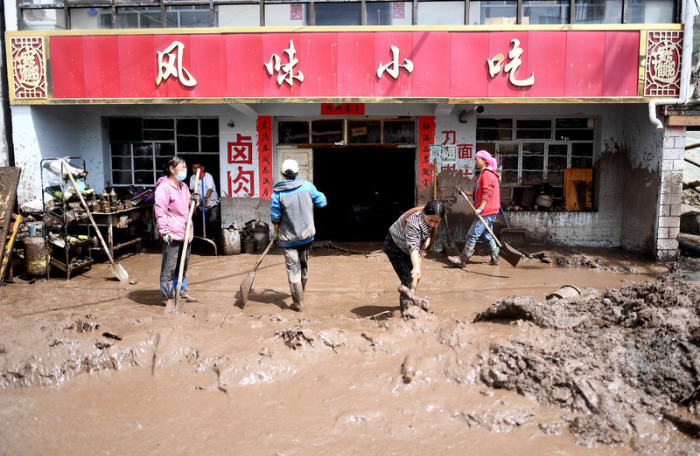 Anwohner entfernen Schlamm von ihrem Grundstück in der Gemeinde Qingshan im Autonomen Kreis Datong Hui und Tu in der nordwestchinesischen Provinz Qinghai. Foto: Zhang Hongxiang