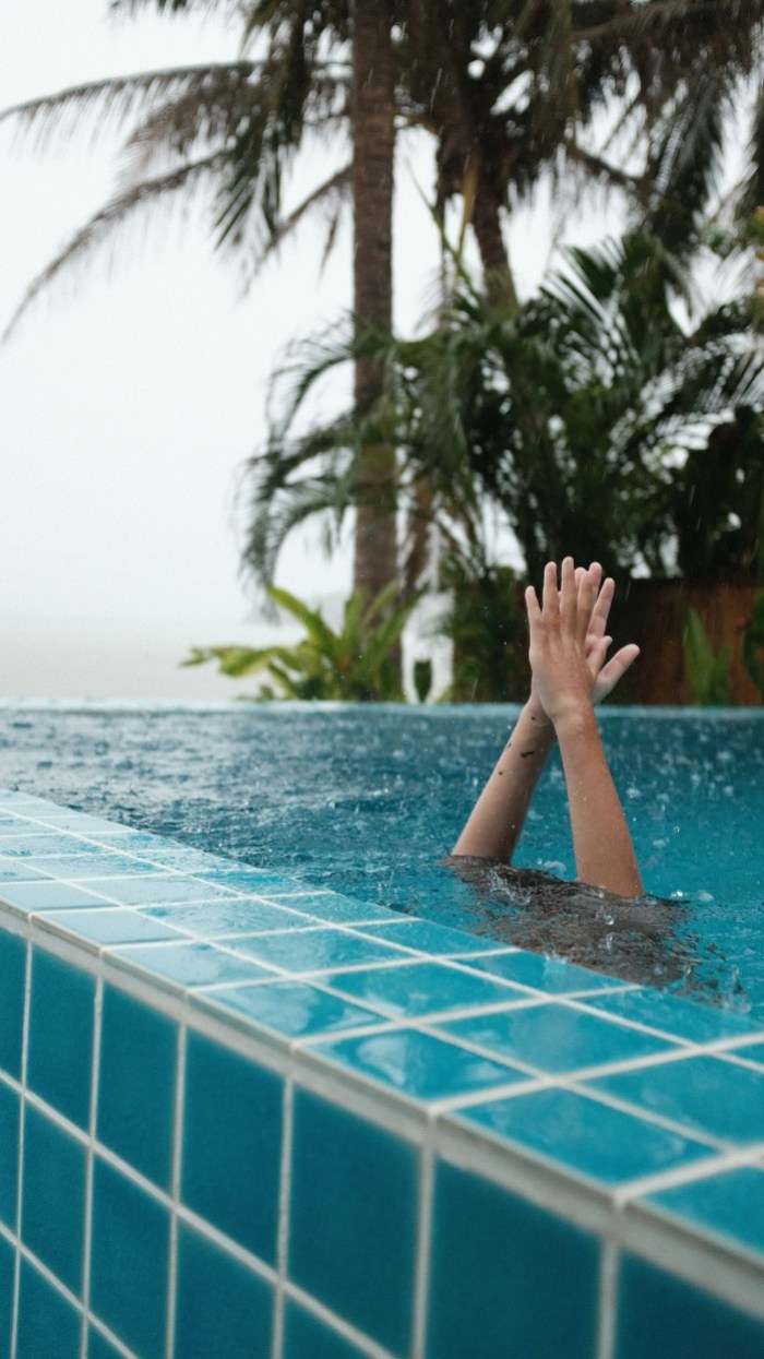 Trotz Regen und Gewittern genießen viele Urlauber in Thailand die warmen Temperaturen – die Wetterbehörden warnen jedoch vor Starkregen und lokalen Überschwemmungen. Bild: Chen Mizrach/Unsplash