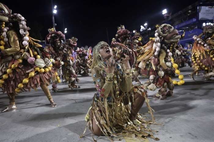 Mitglieder der Sambaschule Unidos de Viradouro treten während einer Parade auf der Avenida Marques de Sapucai, dem Sambadrom, während des Karnevals von Rio 2023 in Rio de Janeiro auf. Foto: epa/Antonio Lacerda