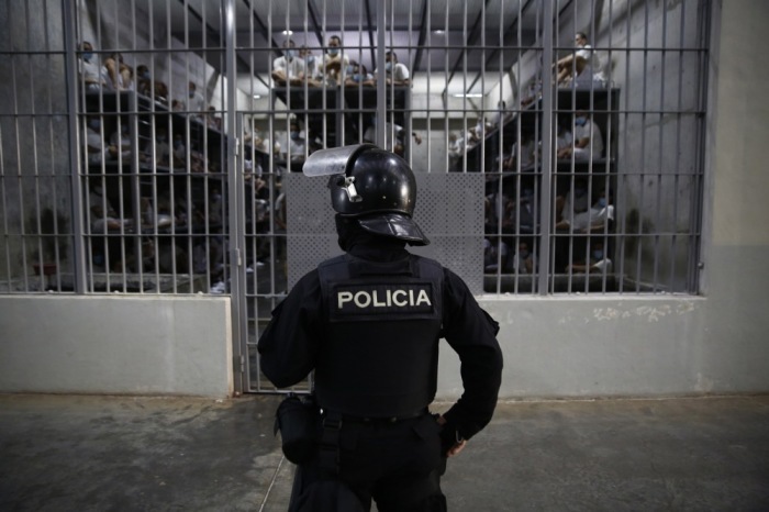 Polizist bewacht eine Zelle im Terrorismus-Gefängnis (Cecot) in Tecoluca. Foto: epa/Rodrigo Sura