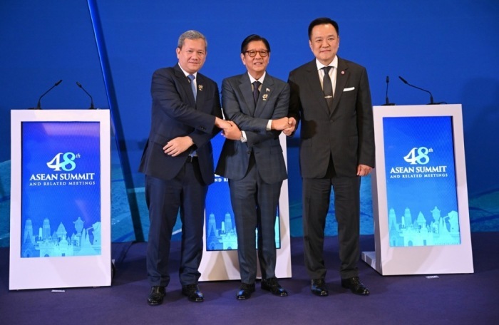 Thailands Premierminister Anutin Charnvirakul (r.), Kambodschas Premierminister Hun Manet (links) und der philippinische Präsident Ferdinand Marcos Jr. am 7. Mai 2026 am Rande des ASEAN-Gipfel in Cebu. Foto: epa/Ted Aljibe