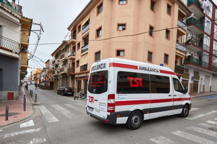 Ein Krankenwagen wird vor die Valencia Street gefahren. Foto: EPA-EFE/David Borrat